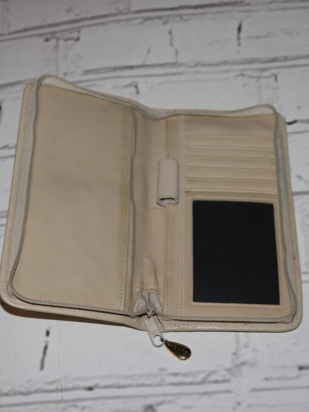 🤍 Rolfs Cream Leather Wallet · 3.25" x 7.25" Classic design ·